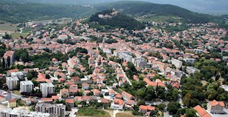 Nepremičnine Sinj - Prostorno zazidljivo zemljišče na mirni lokaciji v Sinju, prodamo