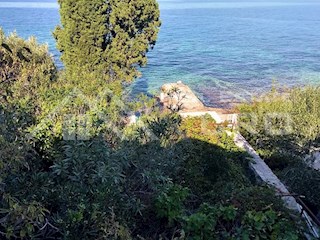 Nekretnine Brač - Tradicionalna hiša na izjemni lokaciji, v prvi vrsti do morja in blizu plaže, prodamo