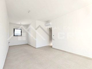 Nepremičnine Čiovo - Penthouse s strešno teraso, v novi stavbi v bližini morja in plaž, prodamo