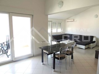 Nepremičnine Čiovo – Prostorno, popolnoma opremljeno dvosobno stanovanje s pogledom na morje, naprodaj