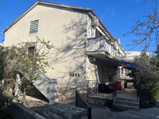 Novalja - trisobno stanovanje v središču