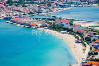 Pag - dvosobni apartma v pritličju - prostoren vrt
