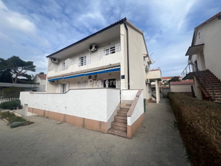 Novalja - hiša s 4 apartmaji