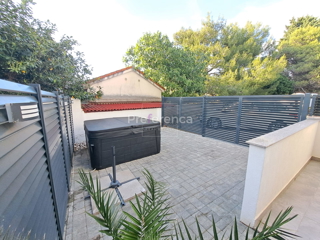 Novalja - dvosobno stanovanje v pritličju - LOKACIJA