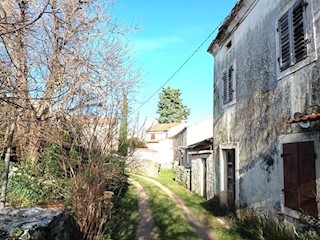 Istra, Vodnjan, kamnita vrstna hiša, vrt 50 m2