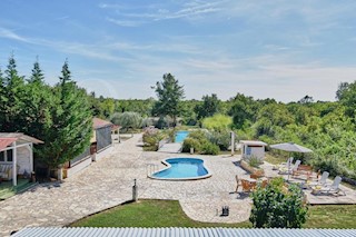 Umag, investicija, kompletno opremljena vila 375 m2, hacienda, 3800 m2 vrta, velik bazen