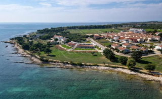 Medulin, Pošesi, luksuzno stanovanje v novogradnji z veliko teraso, 100 metrov od morja