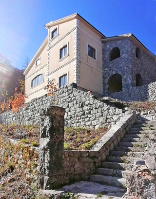 Atraktivna hiša v naravnem parku Učka s pogledom na morje