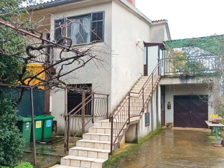 V bližini Pule je naprodaj samostojna hiša velikosti 140 m2. Sestoji iz pritličja in enega nadstropja. Ima velik vrt.