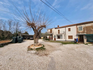 UMAG, ZAMBRATIJA, DVE HIŠI, 400 METROV OD MORJA Z VELIKIM DVORIŠČEM