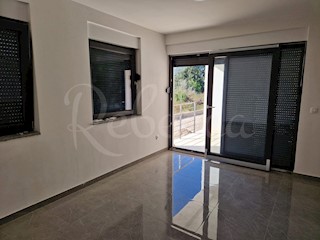 Nin, Zaton, pritlični apartma z vrtom (92m2), 40 metrov od morja, NOVOGRADNJA