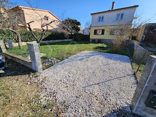 Istra, Valbandon, prenovljen apartma z vrtom