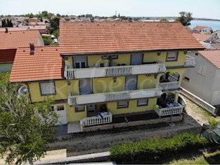 Vrsi, hiša 8 apartmajev, klet, garaža, 60m od morja, pogled !!!