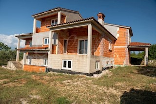 Hiša 280 m2, dva apartmaja, velik vrt, okolica Vodnjana