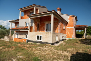 Hiša 280 m2, dva apartmaja, velik vrt, okolica Vodnjana