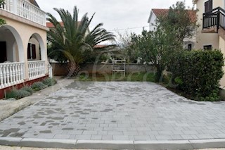 Vir, hiša z dvema apartmajema (126,80m2), 70 metrov do plaže