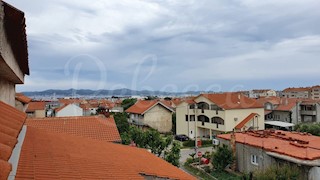 Zadar, Bili Brig, prostorno stanovanje (103,43m2) z garažo, strešno teraso in pogledom na morje, roh-bau