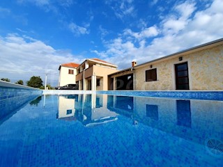 Zadar, Privlaka - moderna vila z dodatnim apartmajem (200m2), bazenom in velikim vrtom, NOVOGRADNJA