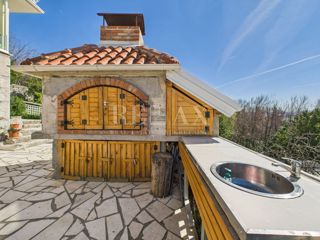 Dramalj - hiša z urejenim vrtom blizu morja