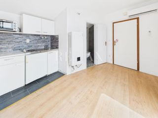 Crikvenica – Nenamščen Mansardni Apartma v Središču