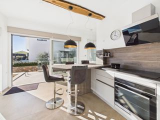 Njivice - dvoetažni apartma z bazenom in vrtom