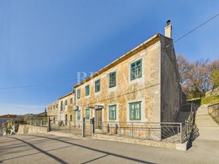 Kukuljanovo - hiša, starinska in ruševina z velikim vrtom