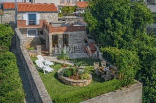 Crikvenica - čudovita kamnita hiša na mirni lokaciji