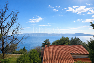 Novi Vinodolski - apartmajska hiša v drugi vrsti do morja