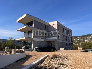 KOSTRENA - Zanimivo stanovanje v 1. nadstropju, 300 m od plaže