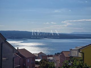 Crikvenica – Trisobno stanovanje z garažo in neurejenim podstrešjem