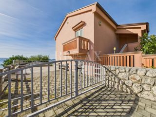 Novi Vinodolski - hiša z bazenom na odlični lokaciji