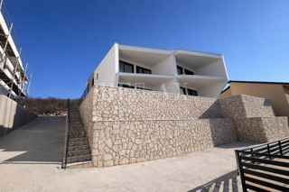 Jadranovo - polsamostojna vila z bazenom in vrtom