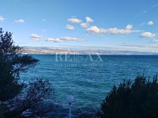 Opatija - Stanovanje z okućnico, prva vrsta do morja