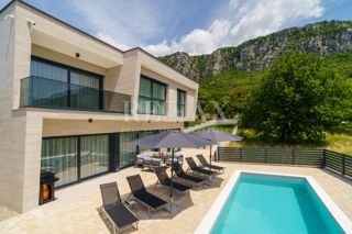 Bribir - vila z bazenom in velikim vrtom
