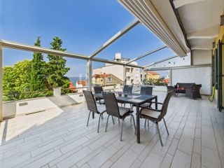 Crikvenica - apartma z veliko teraso, 90 m od plaže