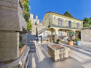 Bribir – Hiša z bazenom in tremi apartmaji