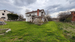 Reka, Podhum - hiša z dvema stanovanjema in dvema garažama