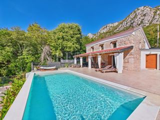 Bribir - kamnita vila z ogrevanim bazenom