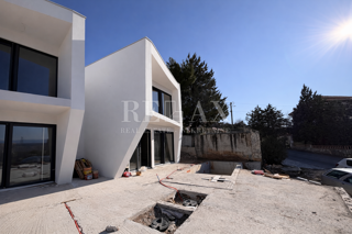 Jadranovo - vila z bazenom, novogradnja