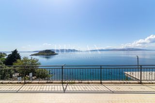 Senj, Sveti Juraj - trinadstropna hiša v prvi vrsti do morja
