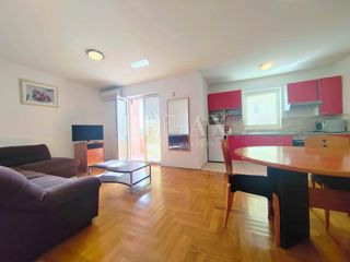 Otok Krk, Malinska - apartma z balkonom in parkirnim mestom