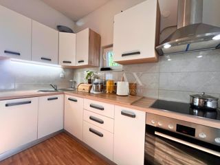 Rijeka, Sroki - dvosobno stanovanje s shrambo