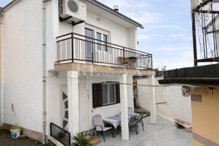 Novi Vinodolski, Donji Zagon - hiša z garažo