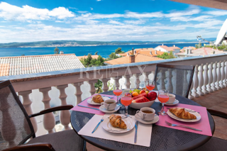 Crikvenica - hiša s 3 apartmaji na odlični lokaciji