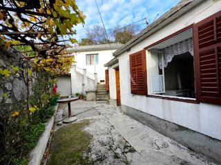 CRIKVENICA, GRIŽANE - Stara hiša z dvoriščem in gostilno