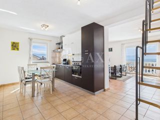 Novi Vinodolski - dvoetažni apartma s parkirnim mestom
