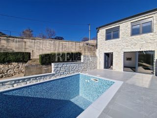 Bribir - kamnita hiša z bazenom in pogledom na morje