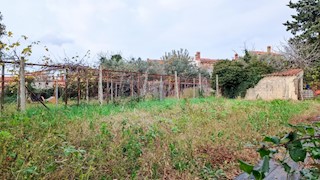 Istra, Valtura – Gradbeno Zemljišče z Vrisanimi Objekti