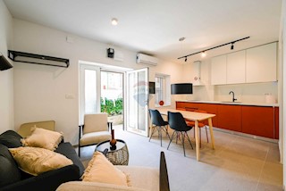 Rovinj – novo stanovanje v starem mestnem jedru, pritličje z dvoriščem.