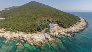 ISTRIA, SKITAČA – Large non-building land of 6 ha with 5 structures